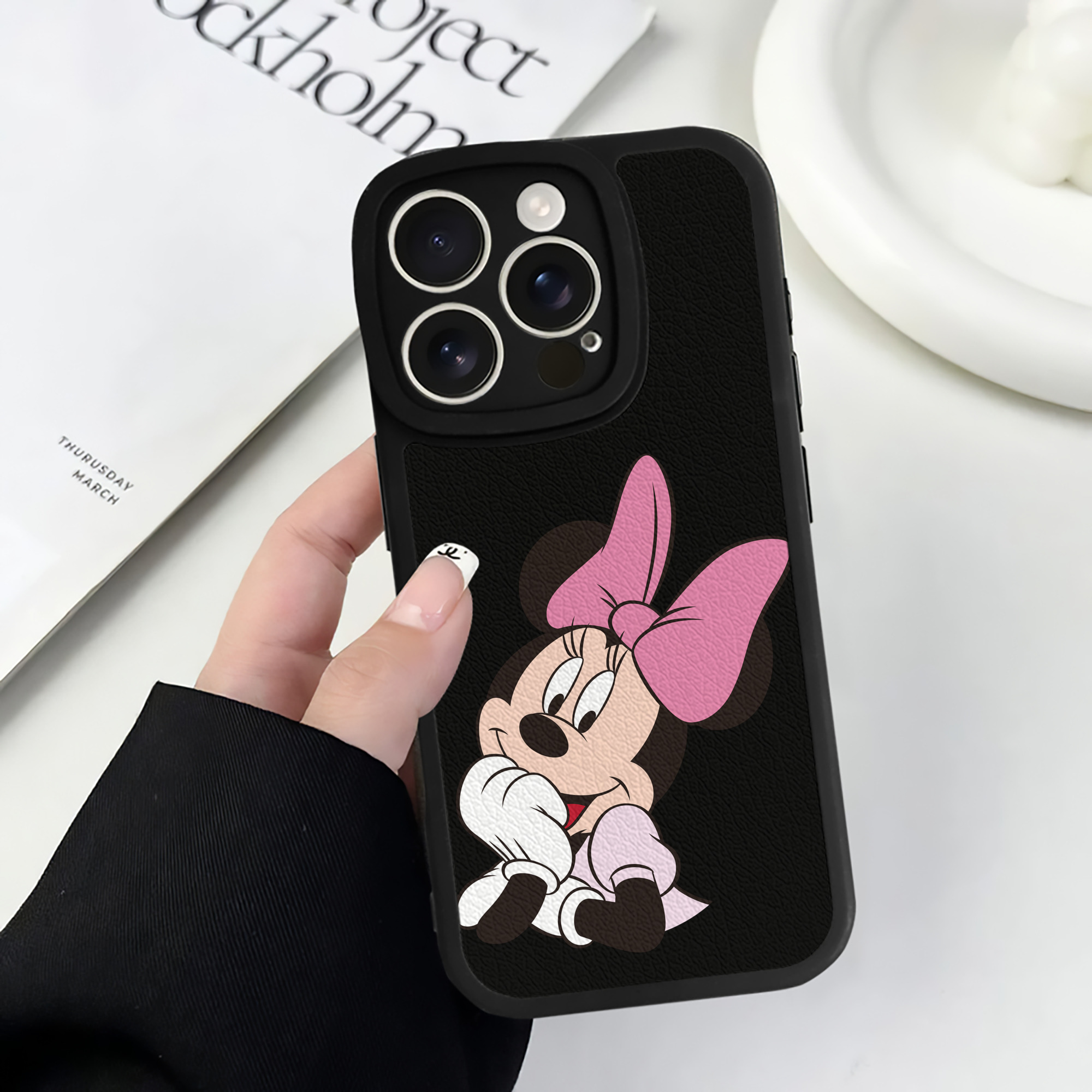 （画像用） ミッキーマウス Mickey Mouse 【iPhone 16シリーズ対応】シリコンスマホケース（レザー調） 材質：シリコン